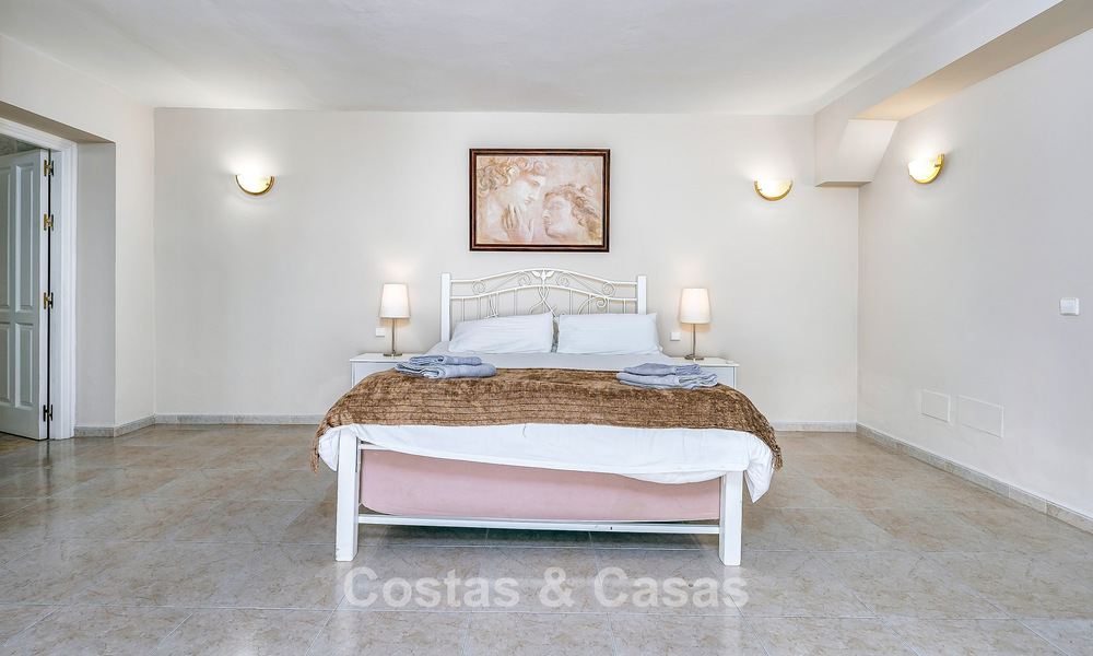 Villa de luxe de style andalou entourée de verdure sur un grand terrain à Marbella - Estepona 56350
