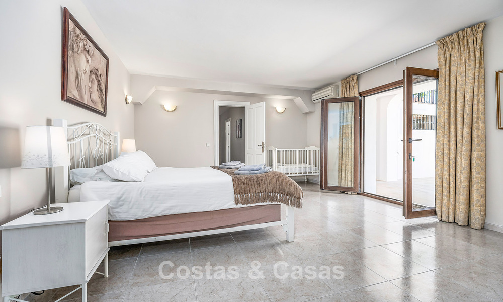 Villa de luxe de style andalou entourée de verdure sur un grand terrain à Marbella - Estepona 56352