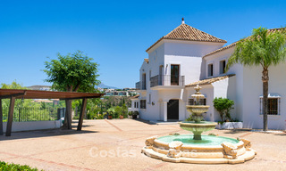 Villa de luxe de style andalou entourée de verdure sur un grand terrain à Marbella - Estepona 56359 