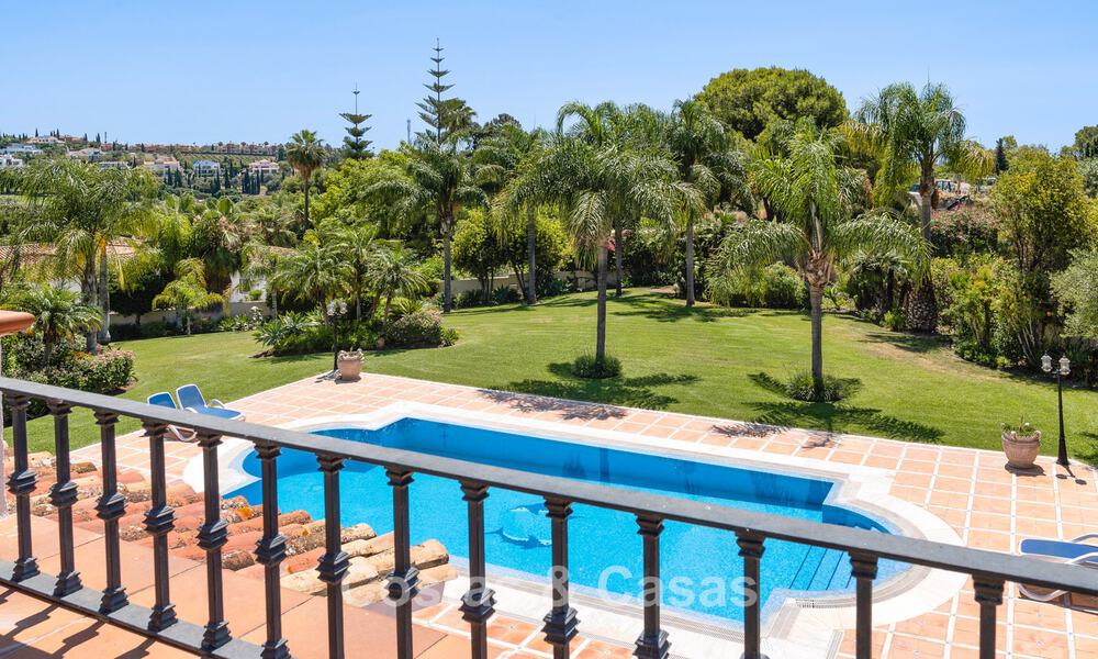 Villa de luxe de style andalou entourée de verdure sur un grand terrain à Marbella - Estepona 56370