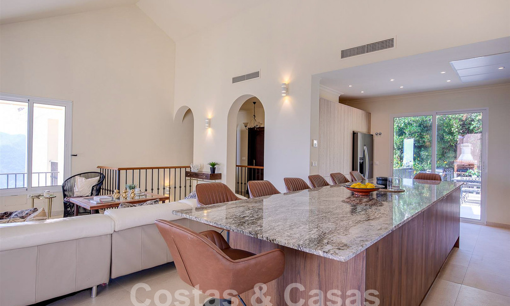Villa de luxe espagnole à vendre avec vue panoramique sur la mer dans une communauté fermée sur les collines de Marbella 57316