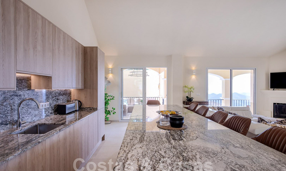 Villa de luxe espagnole à vendre avec vue panoramique sur la mer dans une communauté fermée sur les collines de Marbella 57317