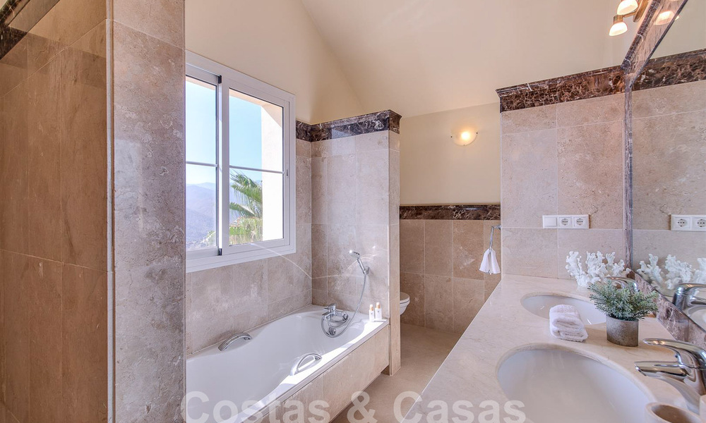 Villa de luxe espagnole à vendre avec vue panoramique sur la mer dans une communauté fermée sur les collines de Marbella 57321