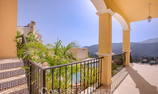 Villa de luxe espagnole à vendre avec vue panoramique sur la mer dans une communauté fermée sur les collines de Marbella 57326 