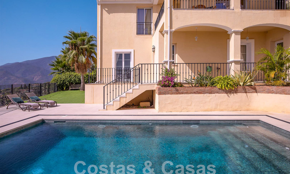 Villa de luxe espagnole à vendre avec vue panoramique sur la mer dans une communauté fermée sur les collines de Marbella 57330