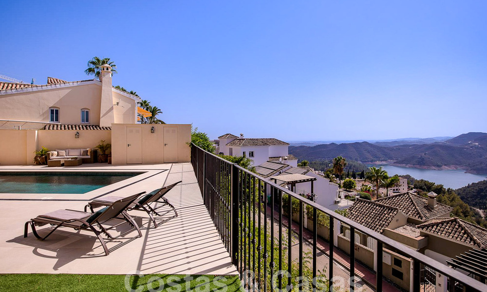 Villa de luxe espagnole à vendre avec vue panoramique sur la mer dans une communauté fermée sur les collines de Marbella 57331