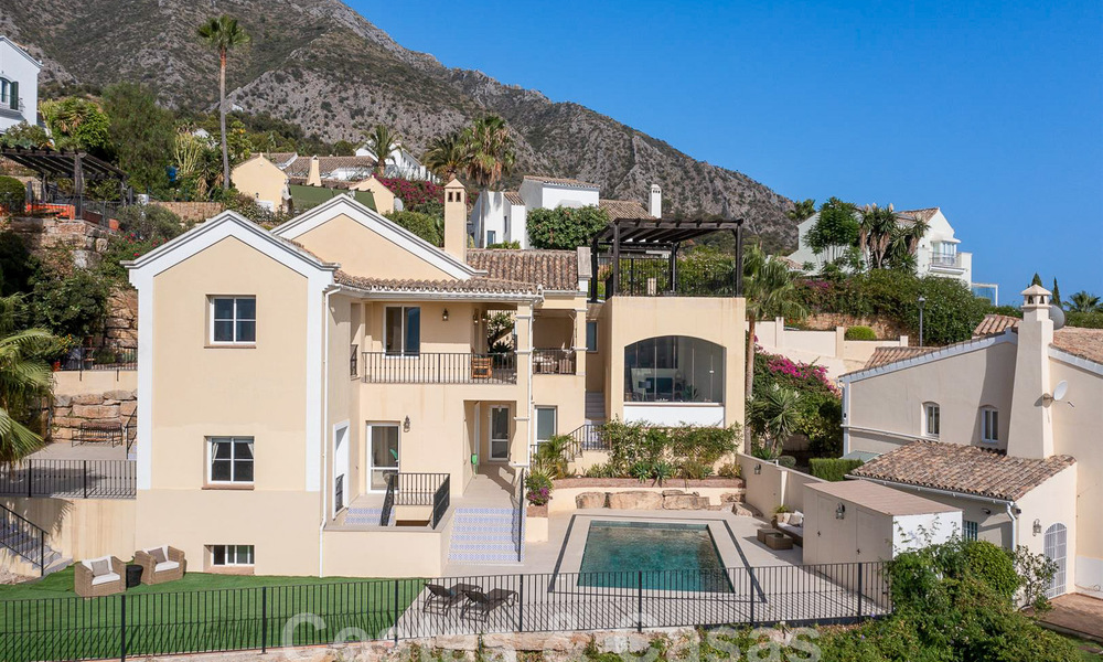 Villa de luxe espagnole à vendre avec vue panoramique sur la mer dans une communauté fermée sur les collines de Marbella 57332