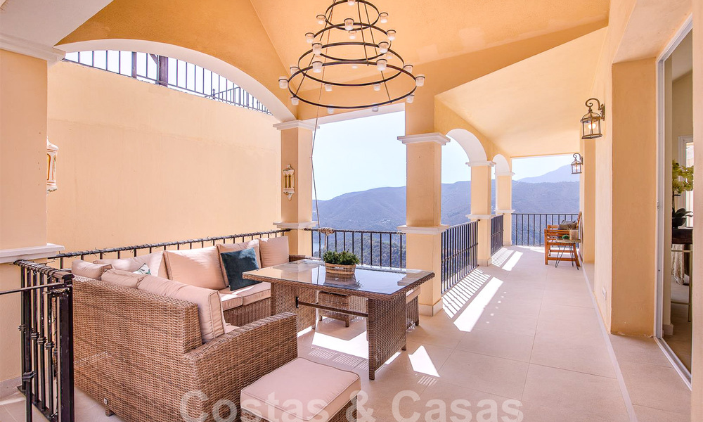 Villa de luxe espagnole à vendre avec vue panoramique sur la mer dans une communauté fermée sur les collines de Marbella 57337