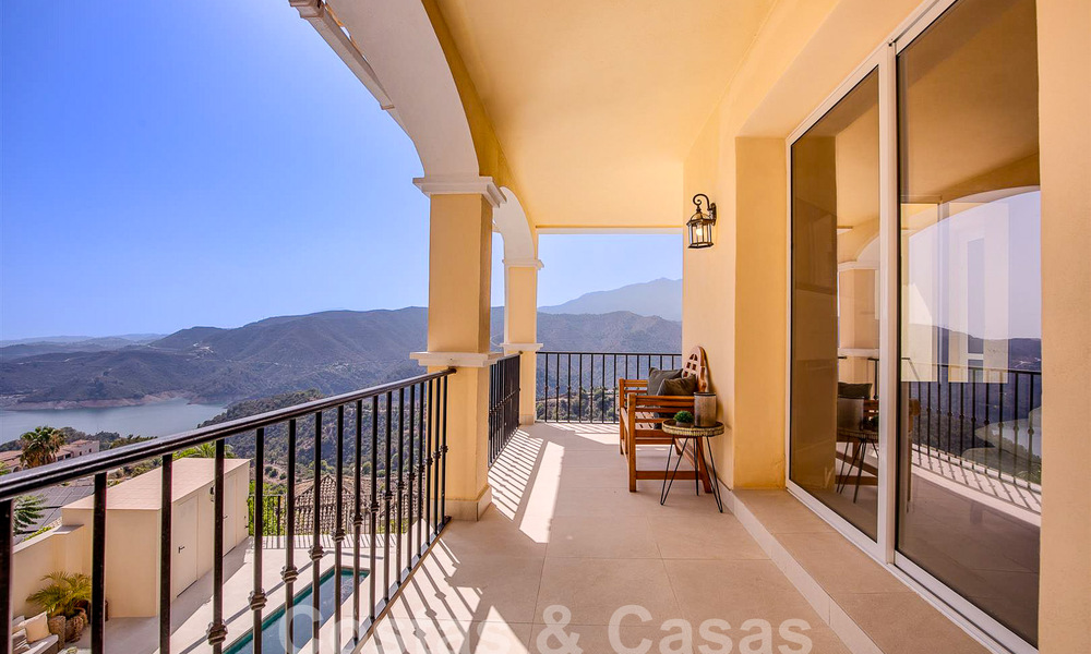 Villa de luxe espagnole à vendre avec vue panoramique sur la mer dans une communauté fermée sur les collines de Marbella 57340