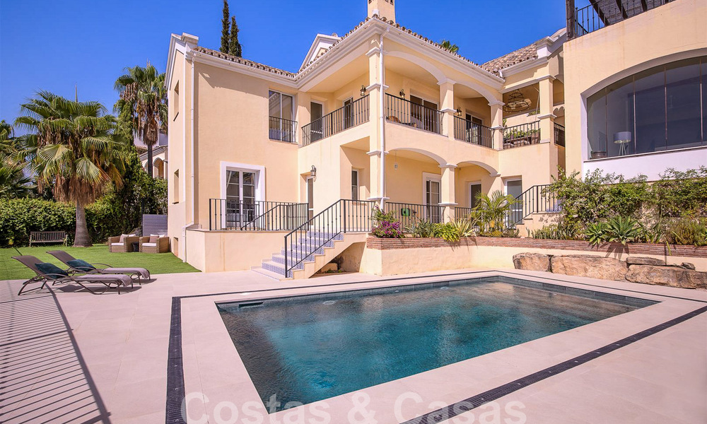 Villa de luxe espagnole à vendre avec vue panoramique sur la mer dans une communauté fermée sur les collines de Marbella 57342