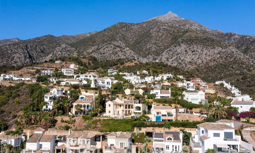 Villa de luxe espagnole à vendre avec vue panoramique sur la mer dans une communauté fermée sur les collines de Marbella 57346