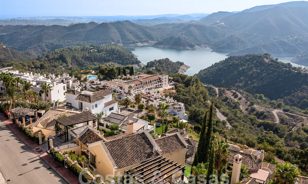 Villa de luxe espagnole à vendre avec vue panoramique sur la mer dans une communauté fermée sur les collines de Marbella 57347