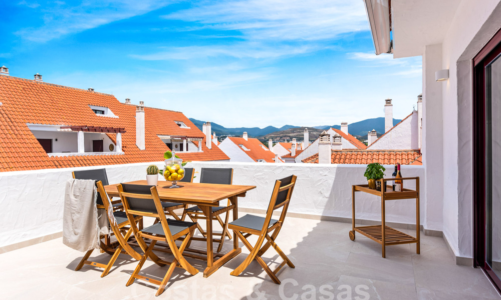 Penthouse contemporain rénové à vendre à distance de marche de toutes les commodités et de Puerto Banus à Nueva Andalucia, Marbella 57419