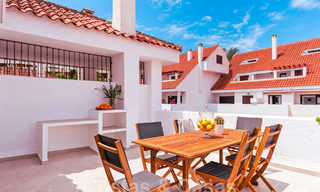 Penthouse contemporain rénové à vendre à distance de marche de toutes les commodités et de Puerto Banus à Nueva Andalucia, Marbella 57421 