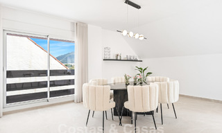 Penthouse contemporain rénové à vendre à distance de marche de toutes les commodités et de Puerto Banus à Nueva Andalucia, Marbella 57444 