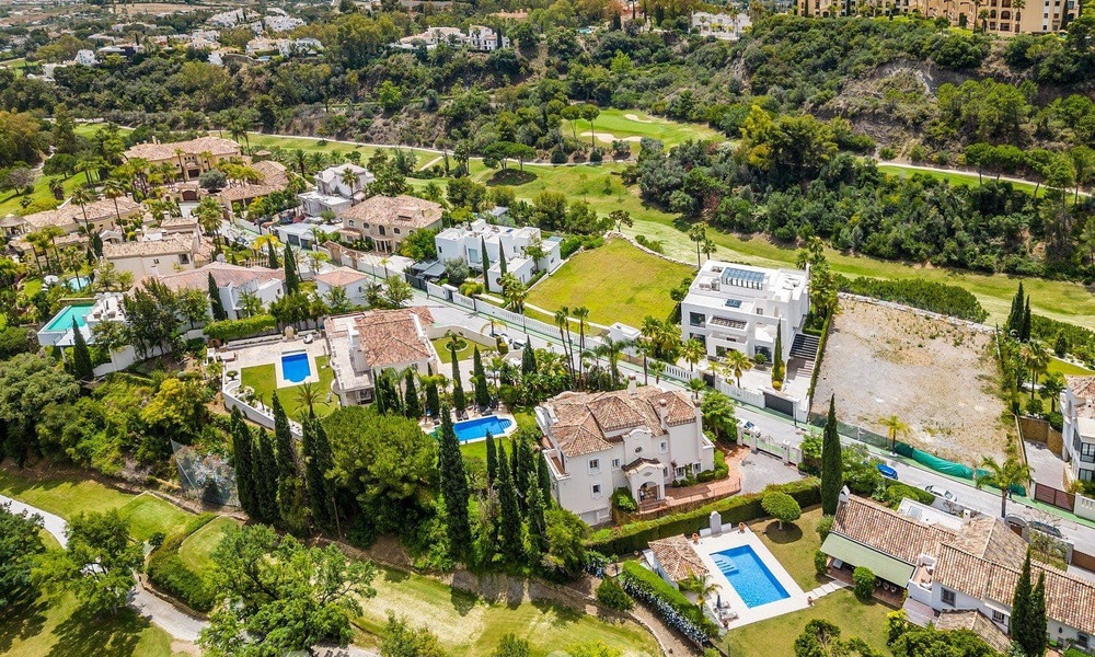 Villa de luxe de style espagnol classique à vendre dans le complexe golfique protégé de La Quinta, Marbella - Benahavis 58239