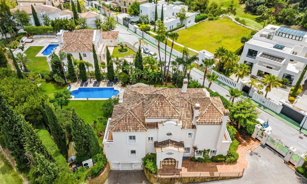 Villa de luxe de style espagnol classique à vendre dans le complexe golfique protégé de La Quinta, Marbella - Benahavis 58240