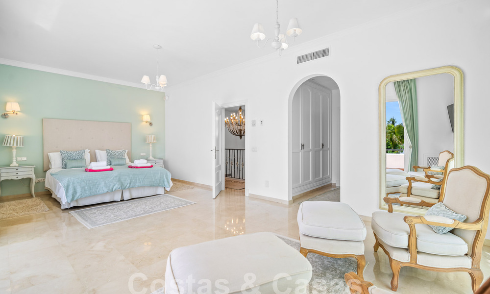 Villa de luxe de style espagnol classique à vendre dans le complexe golfique protégé de La Quinta, Marbella - Benahavis 58243