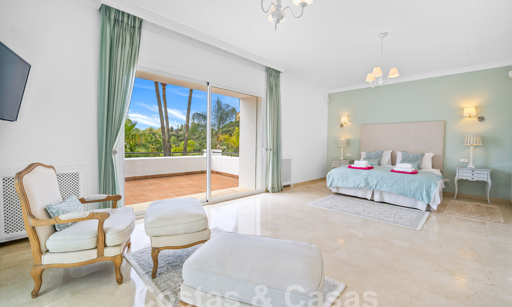 Villa de luxe de style espagnol classique à vendre dans le complexe golfique protégé de La Quinta, Marbella - Benahavis 58244