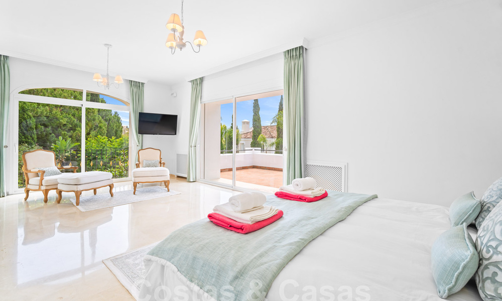 Villa de luxe de style espagnol classique à vendre dans le complexe golfique protégé de La Quinta, Marbella - Benahavis 58245