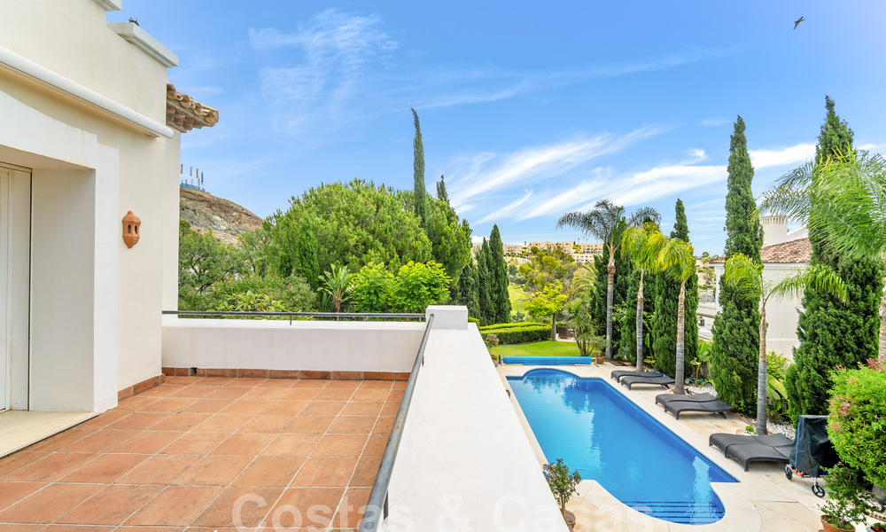 Villa de luxe de style espagnol classique à vendre dans le complexe golfique protégé de La Quinta, Marbella - Benahavis 58248