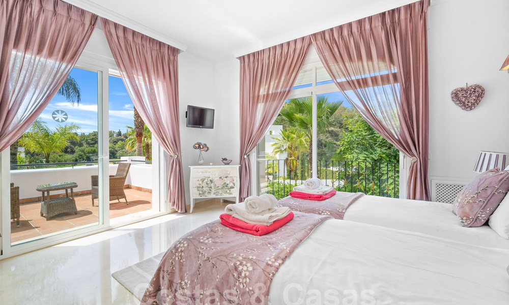 Villa de luxe de style espagnol classique à vendre dans le complexe golfique protégé de La Quinta, Marbella - Benahavis 58249