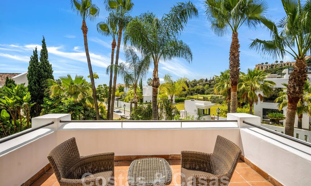 Villa de luxe de style espagnol classique à vendre dans le complexe golfique protégé de La Quinta, Marbella - Benahavis 58251