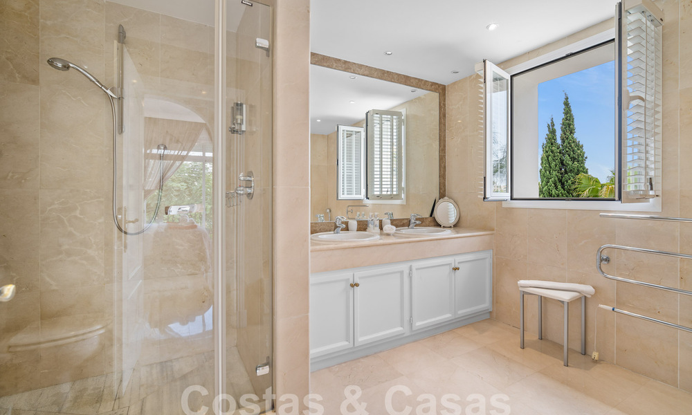 Villa de luxe de style espagnol classique à vendre dans le complexe golfique protégé de La Quinta, Marbella - Benahavis 58252