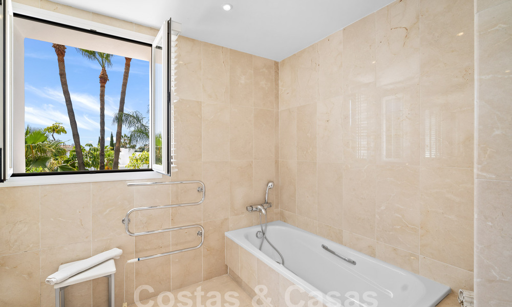 Villa de luxe de style espagnol classique à vendre dans le complexe golfique protégé de La Quinta, Marbella - Benahavis 58253