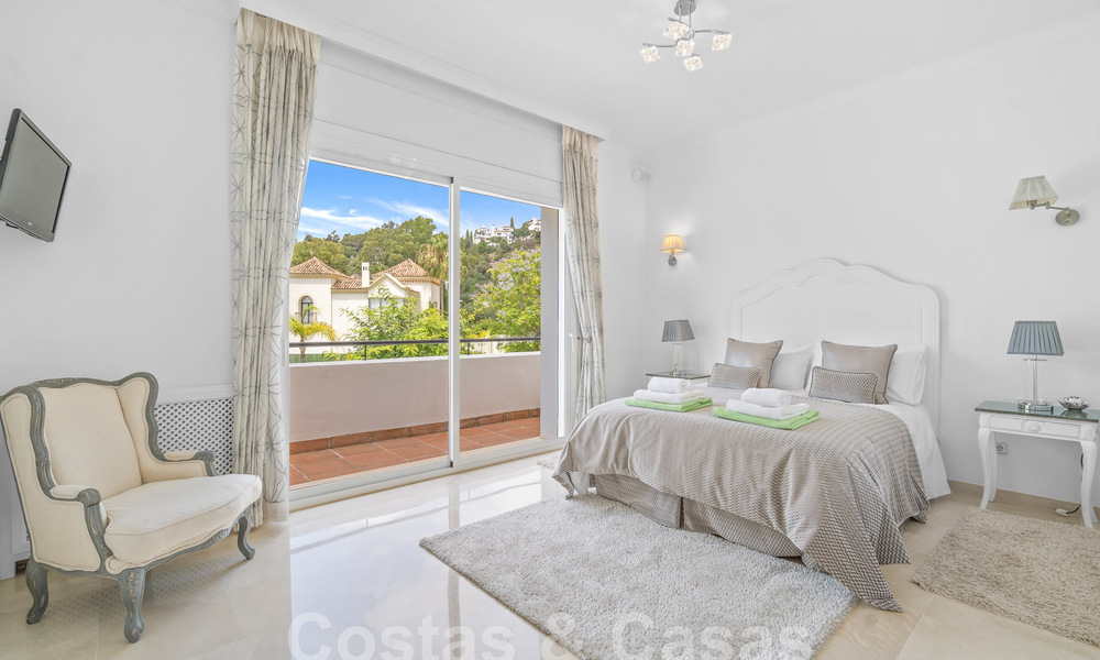 Villa de luxe de style espagnol classique à vendre dans le complexe golfique protégé de La Quinta, Marbella - Benahavis 58254