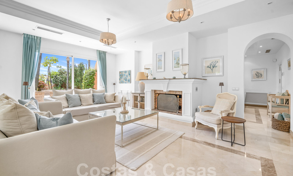 Villa de luxe de style espagnol classique à vendre dans le complexe golfique protégé de La Quinta, Marbella - Benahavis 58259