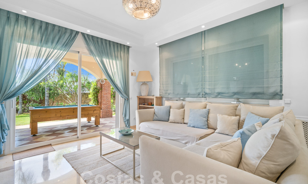 Villa de luxe de style espagnol classique à vendre dans le complexe golfique protégé de La Quinta, Marbella - Benahavis 58260