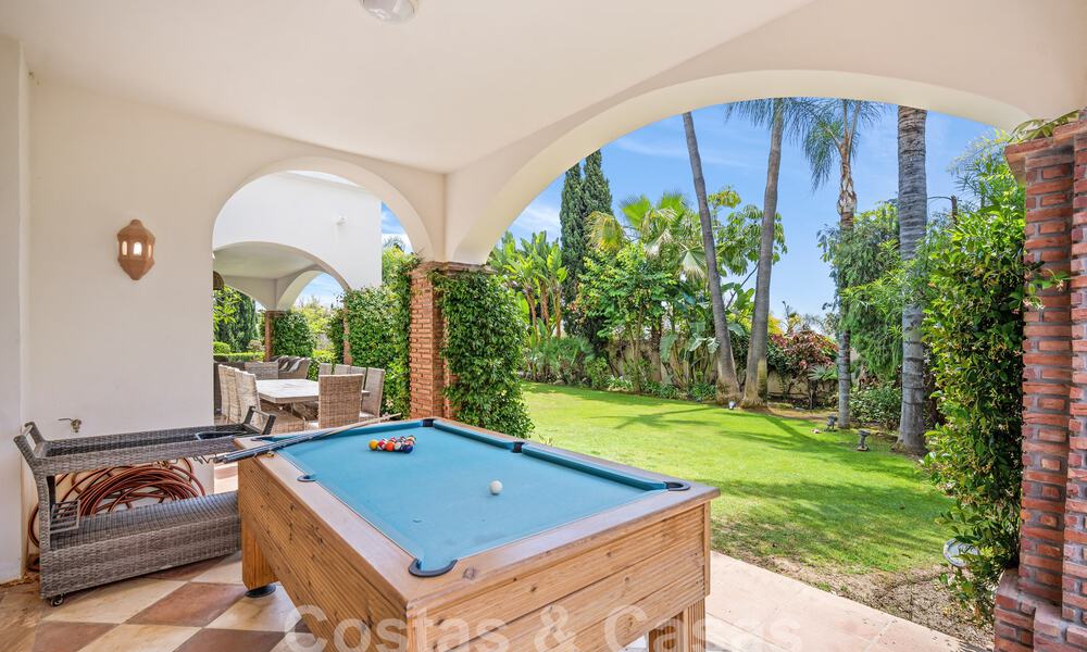 Villa de luxe de style espagnol classique à vendre dans le complexe golfique protégé de La Quinta, Marbella - Benahavis 58262