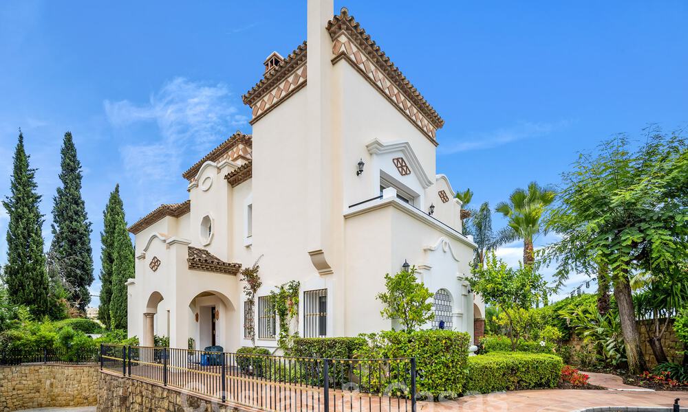 Villa de luxe de style espagnol classique à vendre dans le complexe golfique protégé de La Quinta, Marbella - Benahavis 58263