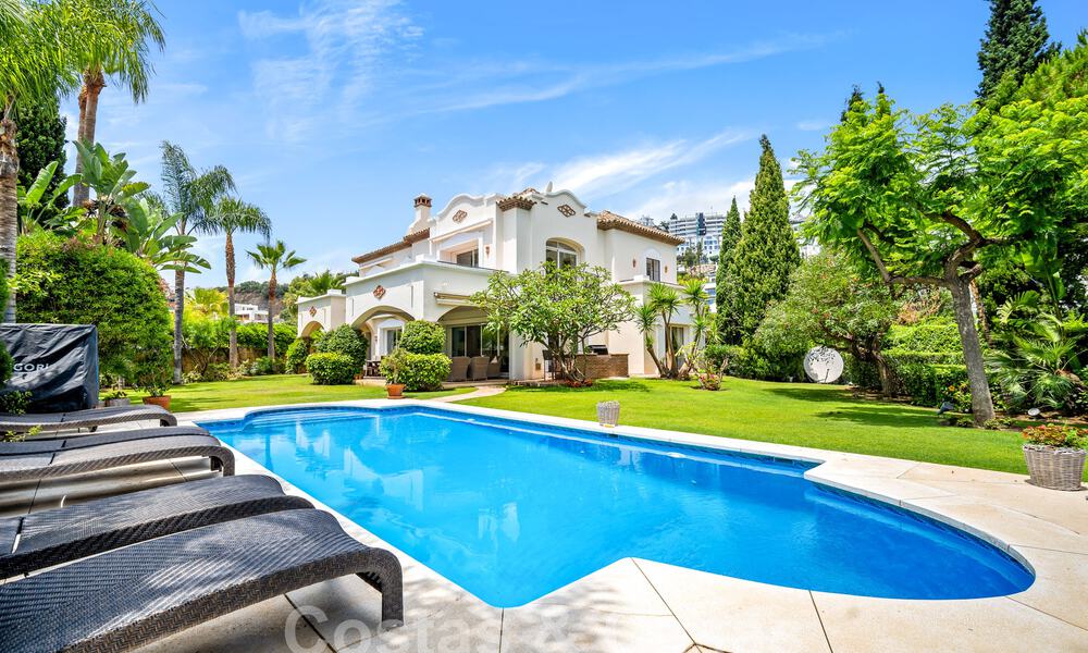 Villa de luxe de style espagnol classique à vendre dans le complexe golfique protégé de La Quinta, Marbella - Benahavis 58268