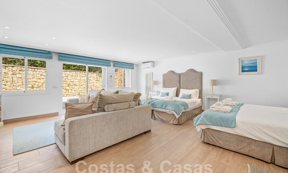 Villa de luxe de style espagnol classique à vendre dans le complexe golfique protégé de La Quinta, Marbella - Benahavis 58270