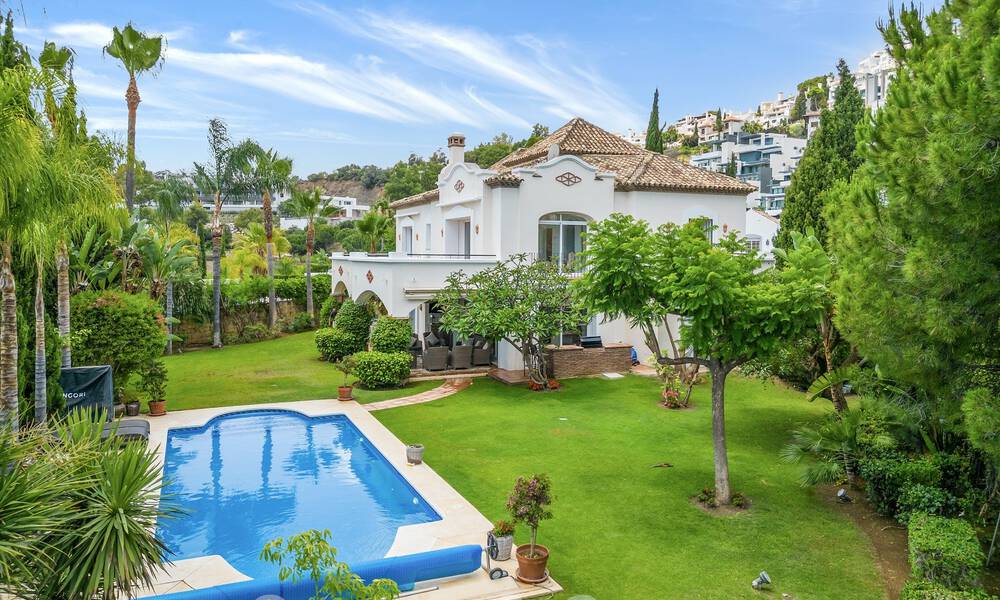 Villa de luxe de style espagnol classique à vendre dans le complexe golfique protégé de La Quinta, Marbella - Benahavis 58272