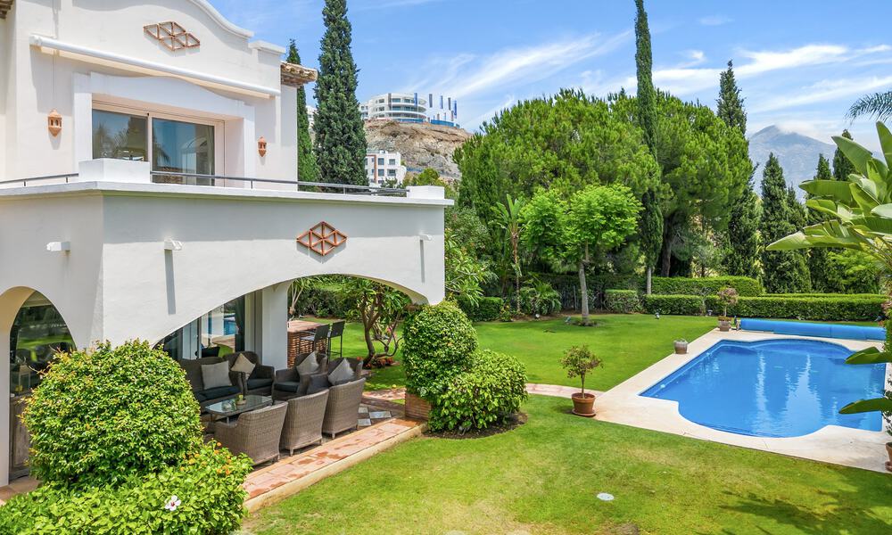 Villa de luxe de style espagnol classique à vendre dans le complexe golfique protégé de La Quinta, Marbella - Benahavis 58273