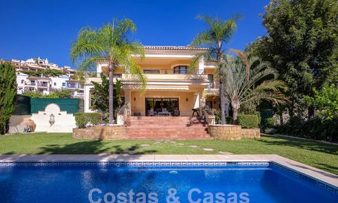 Villa de luxe intemporelle au charme andalou à vendre entourée de terrains de golf à Marbella - Benahavis 59692