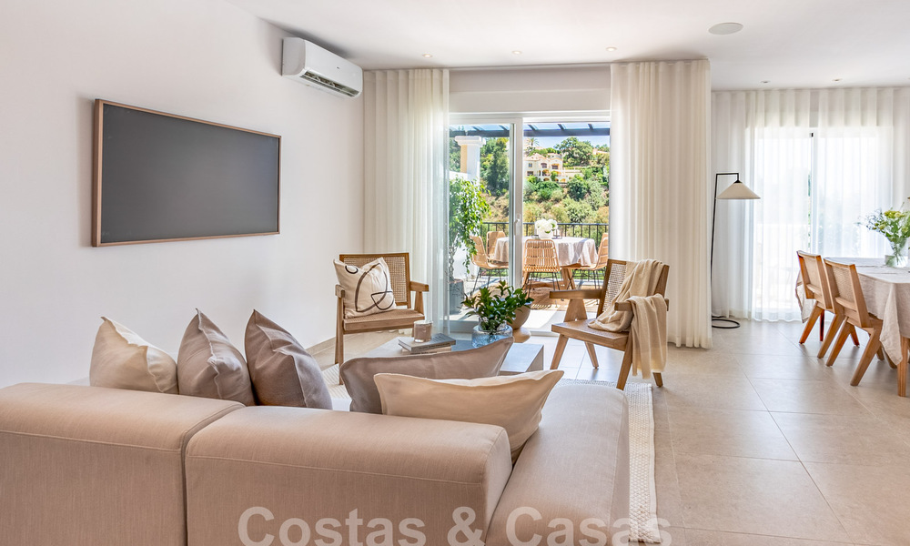 Penthouse contemporain rénové à vendre avec terrasse spacieuse et vue sur la mer dans le complexe de golf La Quinta, Benahavis - Marbella 60618