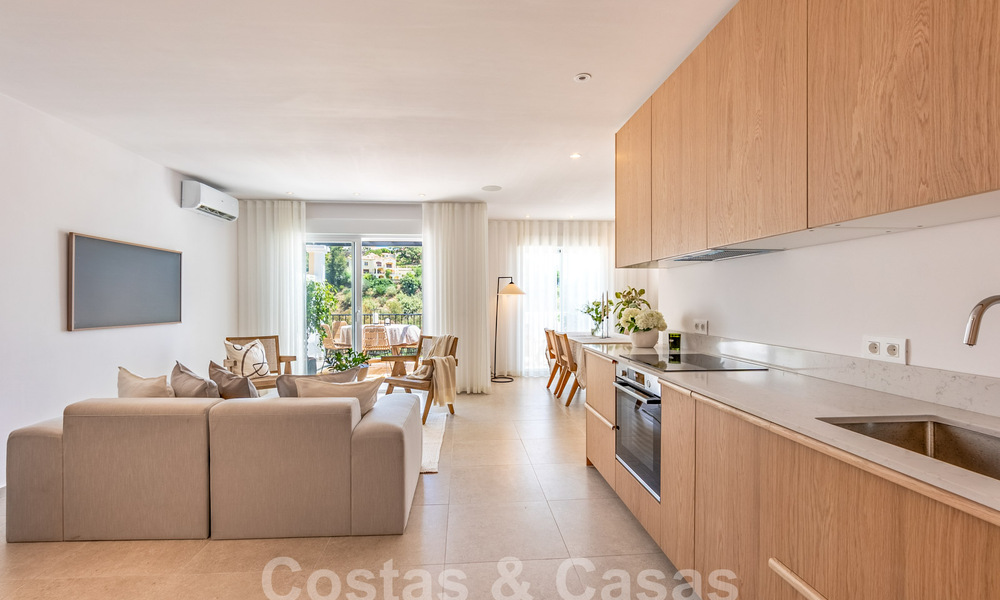 Penthouse contemporain rénové à vendre avec terrasse spacieuse et vue sur la mer dans le complexe de golf La Quinta, Benahavis - Marbella 60621