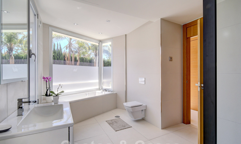 Villa de luxe moderne à vendre avec vue sur le golf à Nueva Andalucia, Marbella 60780