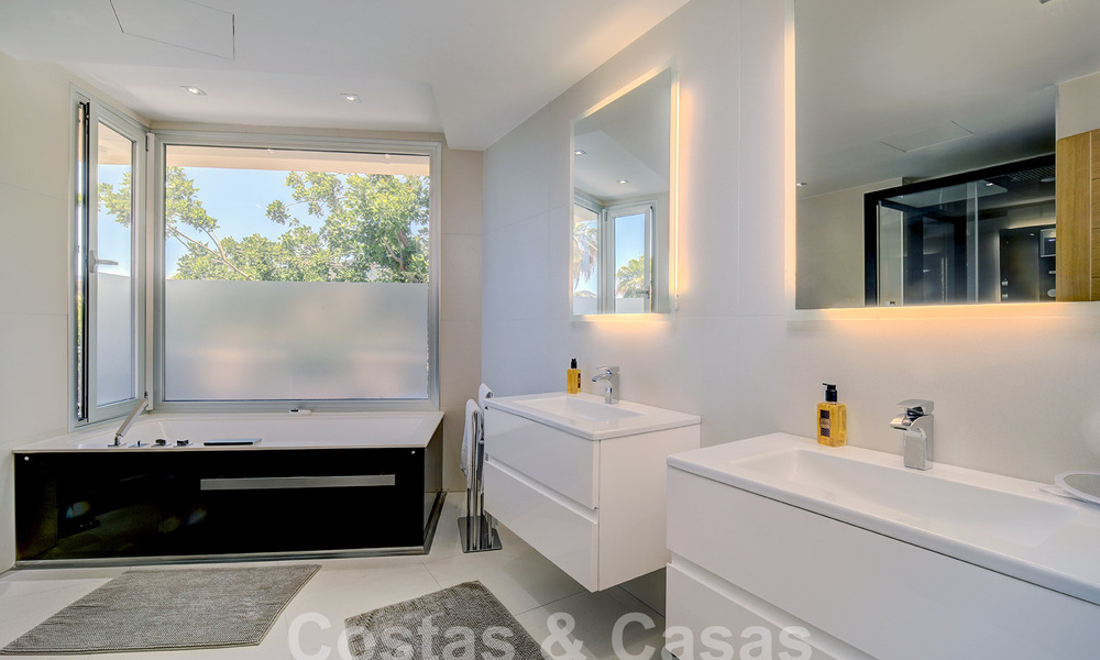 Villa de luxe moderne à vendre avec vue sur le golf à Nueva Andalucia, Marbella 60824