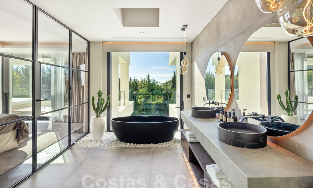 Villa de luxe sophistiquée, prête à être emménagée, à vendre dans la vallée du golf de Nueva Andalucia, Marbella 61322