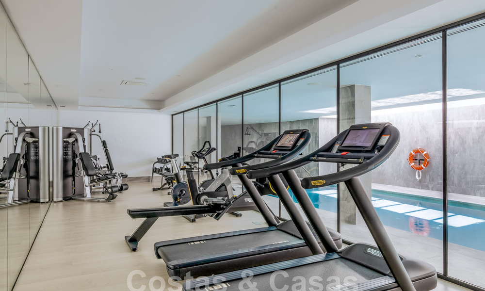 Penthouse de luxe sophistiqué et spacieux à vendre avec vue sur la mer dans un complexe de luxe à Nueva Andalucia, Marbella 61210