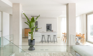 Penthouse de luxe sophistiqué et spacieux à vendre avec vue sur la mer dans un complexe de luxe à Nueva Andalucia, Marbella 61215 