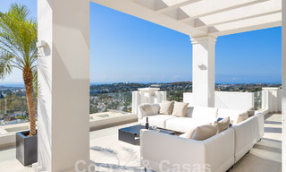 Penthouse de luxe sophistiqué et spacieux à vendre avec vue sur la mer dans un complexe de luxe à Nueva Andalucia, Marbella 61222 