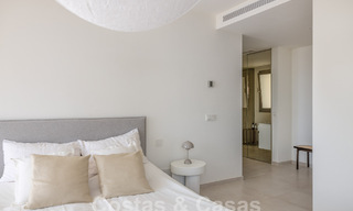 Penthouse de luxe sophistiqué et spacieux à vendre avec vue sur la mer dans un complexe de luxe à Nueva Andalucia, Marbella 61235 