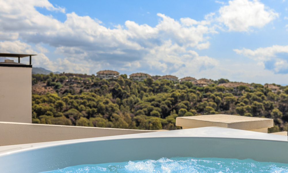 Penthouse de luxe sophistiqué et spacieux à vendre avec vue sur la mer dans un complexe de luxe à Nueva Andalucia, Marbella 61246