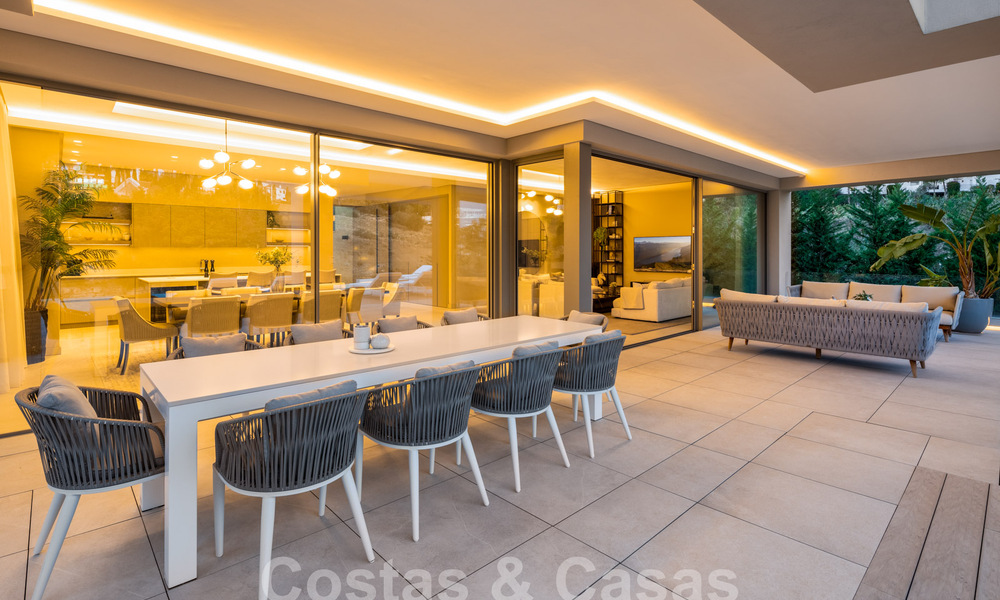 Villa de luxe sophistiquée au design moderne à vendre à distance de marche du terrain de golf à Nueva Andalucia, Marbella 61340